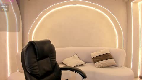 Call me Mia  online show from April 14, 8:34 pm