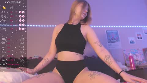 Snapshot of miamiameow chatting on February 17, 4:17 pm Mia online show from February 17, 4:17 pm