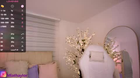 Mia Thaylor online show from April 18, 3:08 am