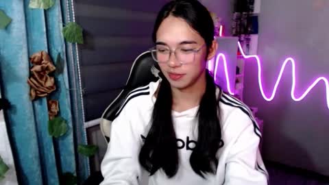 Mia online show from February 22, 7:05 pm