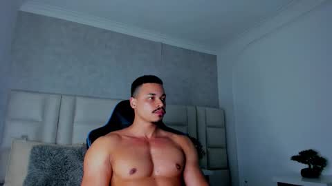 Snapshot of michael_reinolds chatting on October 22, 3:21 am Michael online show from October 22, 3:21 am