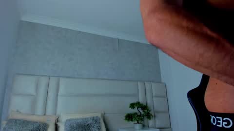 Snapshot of michael_reinolds chatting on October 17, 6:39 am Michael online show from October 17, 6:39 am