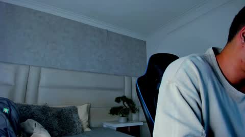 Snapshot of michael_reinolds chatting on October 23, 4:25 am Michael online show from October 23, 4:25 am