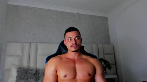Snapshot of michael_reinolds chatting on October 4, 6:44 am Michael online show from October 4, 6:44 am