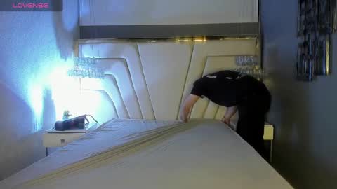 MichaelConnor  online show from February 22, 12:29 pm