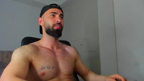 MichaelEvansx online show from May 7, 11:00 pm
