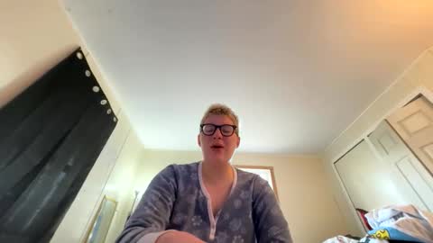 midnightmochi2 online show from April 26, 1:42 pm