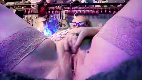 midnightseducer1 online show from April 14, 12:30 pm