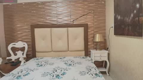 miladiosa online show from April 4, 12:01 pm