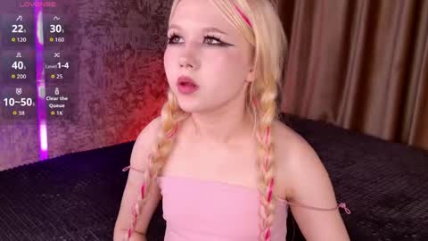 Mia online show from April 19, 6:10 pm