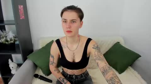 milenakeeks online show from March 15, 9:02 am