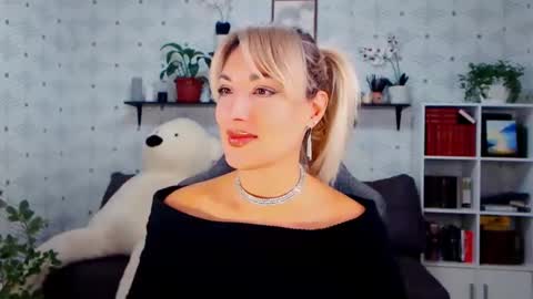 MillaXQueen online show from October 11, 12:43 pm