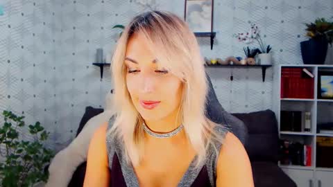 MillaXQueen online show from November 4, 2:18 pm