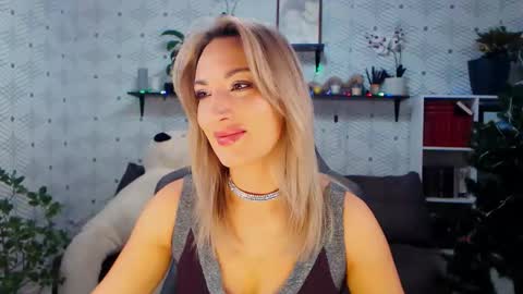 MillaXQueen online show from December 14, 7:25 am