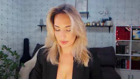 MillaXQueen online show from May 7, 4:57 pm