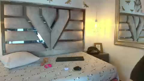 Snapshot of milocouple_ chatting on September 9, 8:53 pm Milo online show from September 9, 8:53 pm