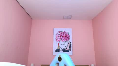 milu_carbajal_x online show from November 25, 9:02 pm