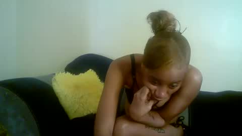 minieme001 online show from March 29, 6:15 am