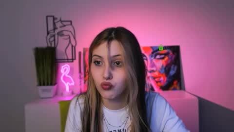 mira_lyn online show from November 28, 7:10 pm