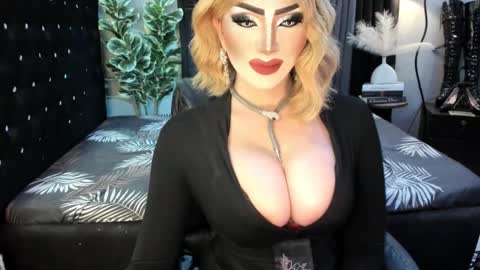 Snapshot of misschannel4sub chatting on October 20, 9:42 pm PRIESTESS CHANNEL online show from October 20, 9:42 pm