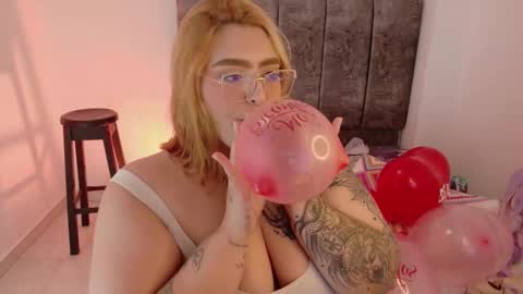 missevans_ online show from February 4, 7:29 pm