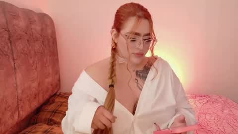 missevans_ online show from June 9, 9:47 pm