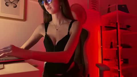 misslalii online show from February 19, 7:35 pm