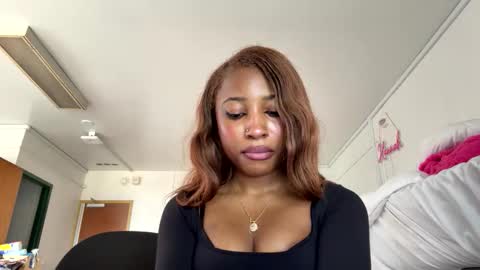 missmarimac online show from February 18, 5:02 pm