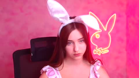 Mia online show from November 19, 7:01 pm