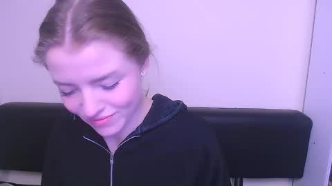 Snapshot of missoliviaa_ chatting on February 3, 7:51 am Olivia online show from February 3, 7:51 am