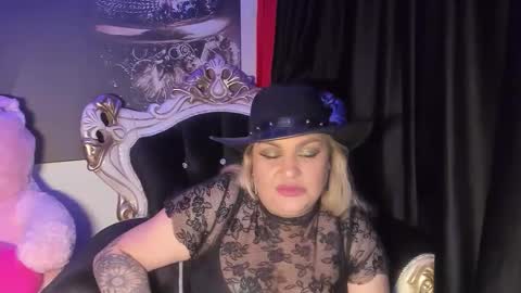 QueenT online show from March 4, 1:02 am