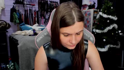 Snapshot of mistress_priest chatting on December 21, 5:07 pm Dirty Priest and Ivi online show from December 21, 5:07 pm