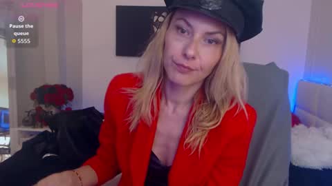 Snapshot of mistressevelyn_ chatting on October 22, 10:29 am MistressEvelyn online show from October 22, 10:29 am