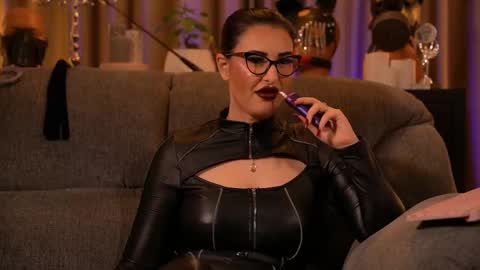 Snapshot of mistresskellykent chatting on October 24, 11:49 pm Mistress Kelly online show from October 24, 11:49 pm