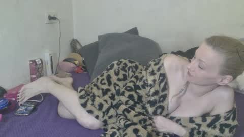 mistressmilly32 online show from February 2, 9:44 pm