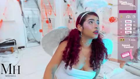 mizzhell_ online show from October 31, 5:02 pm