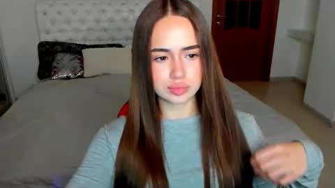 Snapshot of mmm_bananaa_ chatting on October 5, 6:04 pm Beata online show from October 5, 6:04 pm