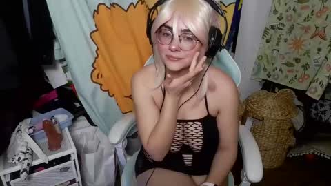 Snapshot of mochi_rainbow chatting on February 6, 1:27 am The Mochi Rainbow Variety Show online show from February 6, 1:27 am