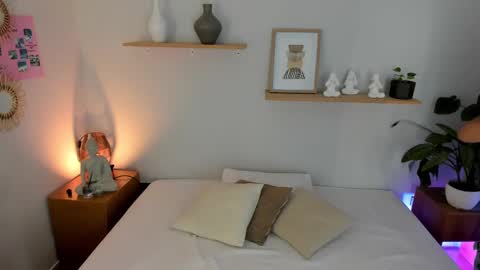 M o L l i E  online show from March 7, 12:12 pm