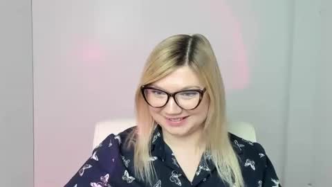 Molly online show from November 6, 3:15 pm