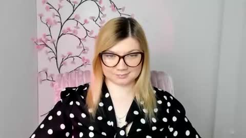 Molly online show from April 6, 11:33 am