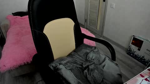 Snapshot of molly_sweetbaby chatting on September 27, 2:15 pm Ill tell you when were private online show from September 27, 2:15 pm