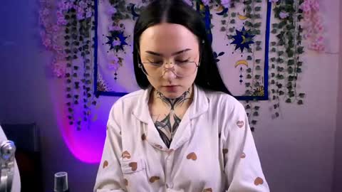 mollymeooww online show from April 11, 7:45 am