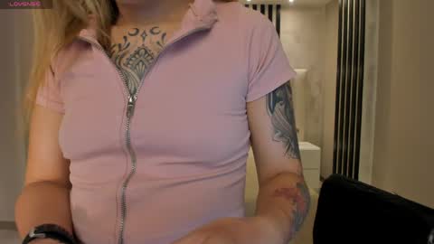 Molly Sunders online show from May 24, 4:31 am