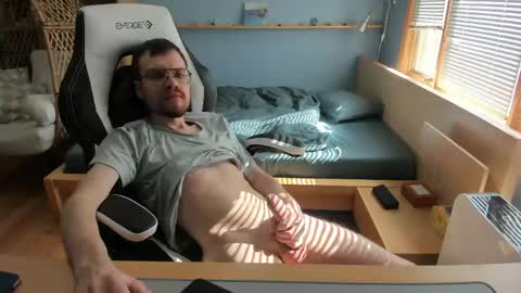 momotkb online show from April 17, 8:00 pm