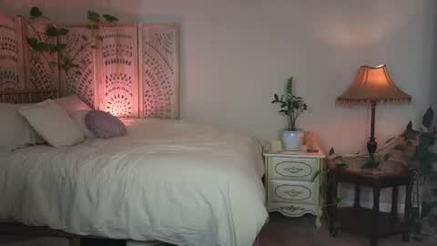 Mona online show from April 11, 2:21 pm