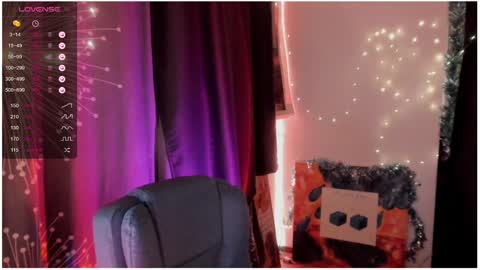 Snapshot of moon__girl chatting on December 9, 6:57 pm Roxy online show from December 9, 6:57 pm