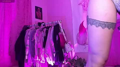 Snapshot of moonfiredance chatting on September 23, 8:08 am Nicky  online show from September 23, 8:08 am