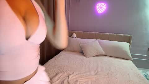 Mia online show from November 22, 1:09 pm