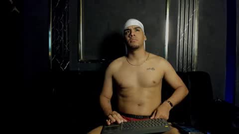 mr_maximo online show from November 24, 5:06 am